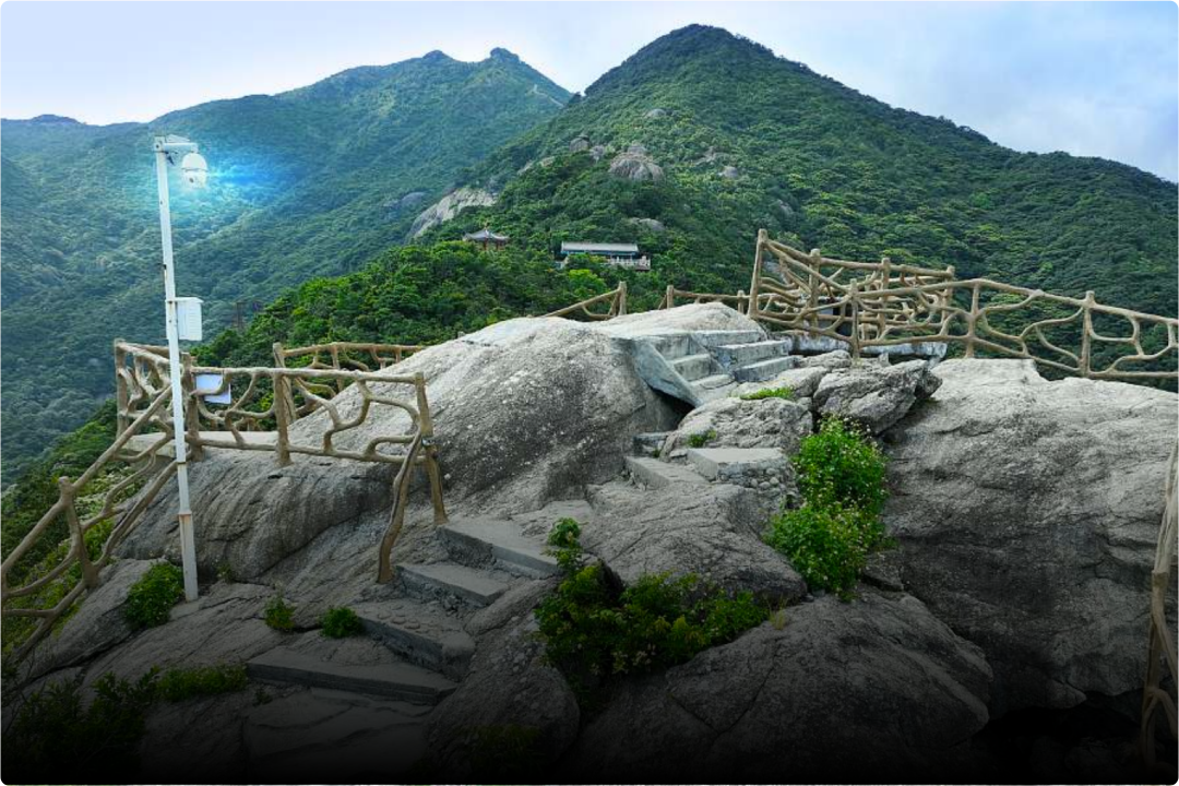 构建景区日常管理体系，集电子票务、网络机房、高清时评监控、监控中心、LED屏、WIFI覆盖、背景音乐、多媒体展示、综合布线、影视厅等一体，以便及时有效地整合旅游信息，为日常管理，辅助决策提供服务，促进景区管理规范化，科学化，智能化。